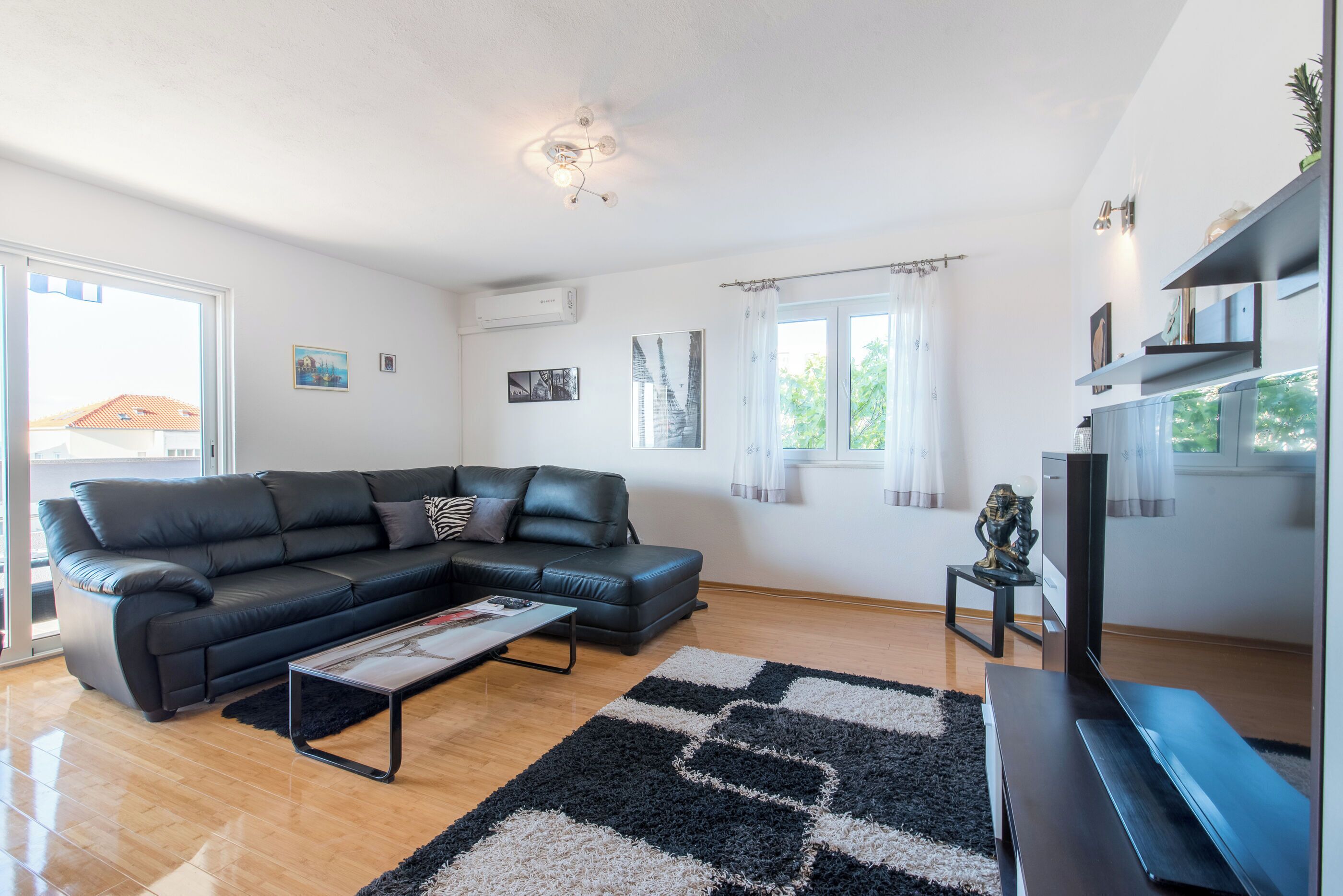 Apartment (A1) | Wohnzimmer | Flachbildfernseher