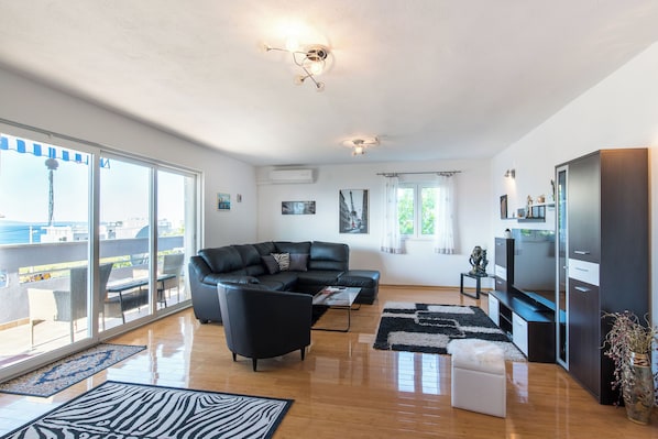 Apartment (A1) | Wohnzimmer | Flachbildfernseher