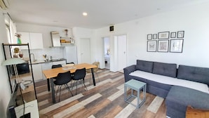 Eine moderne Wohnung mit Essbereich, Küche und Wohnraum.