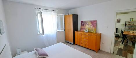 Free WiFi, bed sheets