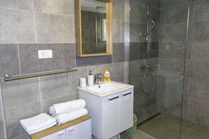 Bathroom | Shower