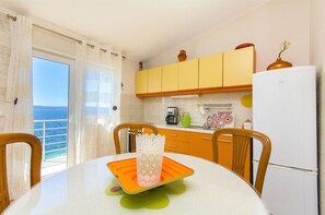 Leilighet (A2) | Eget kjøkken | Kjøleskap, ovn, kokeplater og espressomaskin