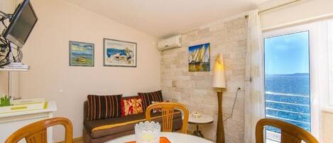 Apartment (A2) | Dining