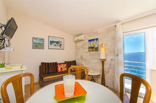 Huoneisto (A2) | Ruokailu