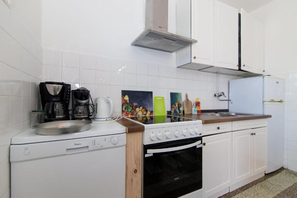 House | Private kitchen | Fridge, microwave, oven, stovetop