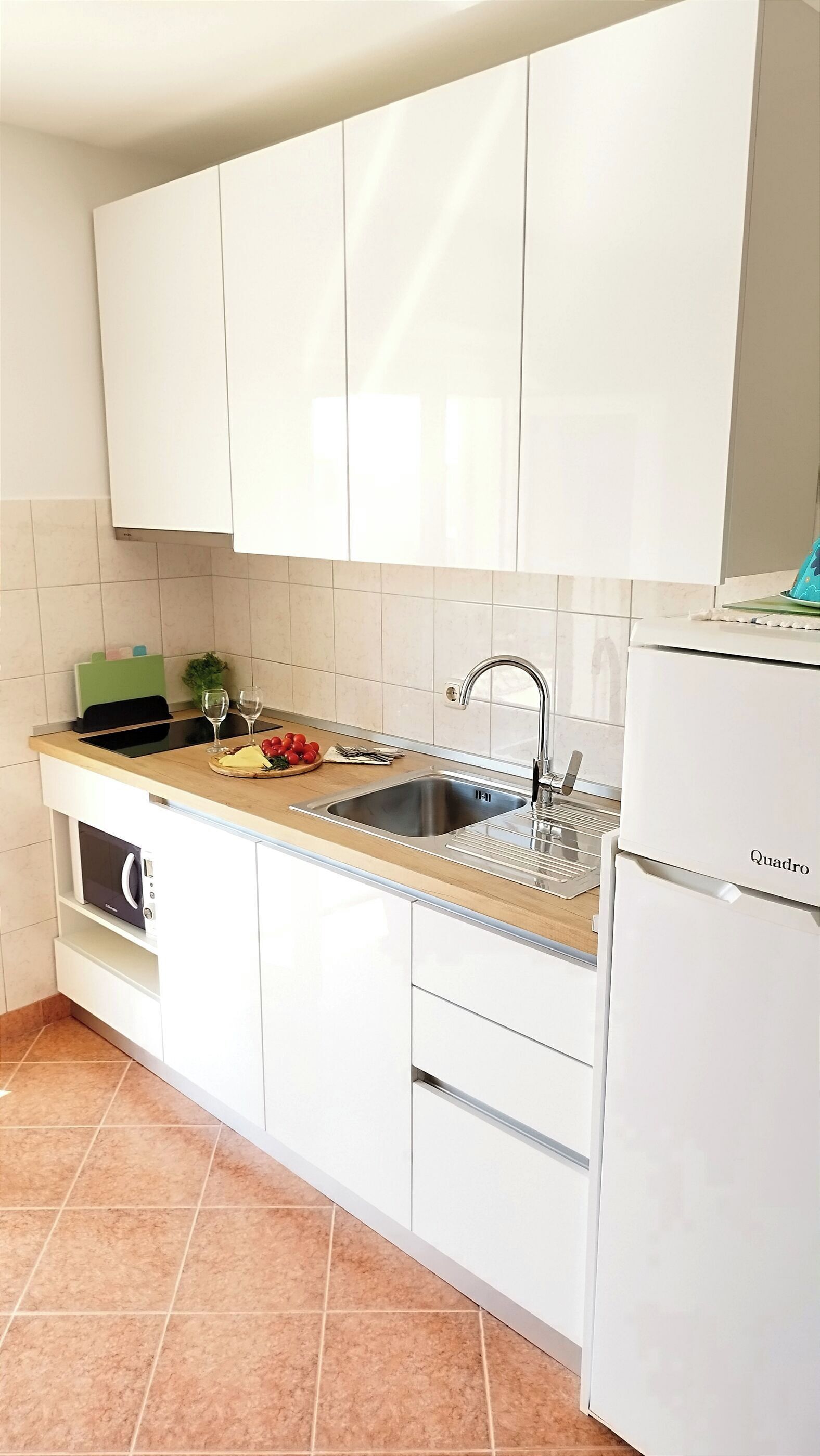 Departamento (A1) | Cocina privada | Refrigerador, microondas, parrilla de estufa y tetera eléctrica 