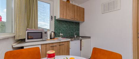 อพาร์ทเมนท์ (A1) | ครัวส่วนตัว | ตู้เย็น, ไมโครเวฟ, เตาประกอบอาหาร, เครื่องชงกาแฟเอสเปรสโซ