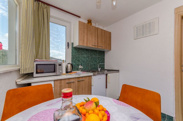 Appartement (A1) | Cuisine privée | Réfrigérateur, micro-ondes, plaque de cuisson, machine à expresso