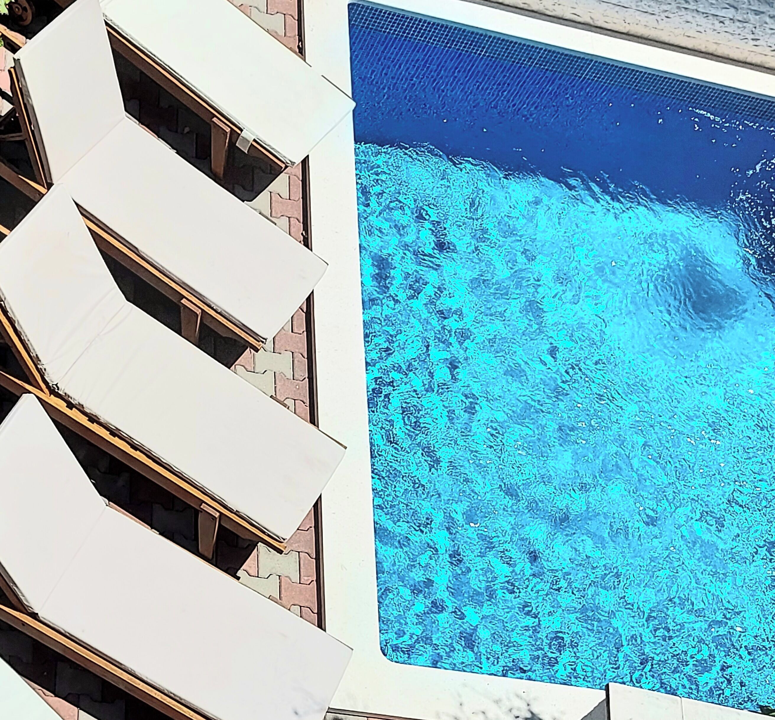 Piscine extérieure, parasols de plage, chaises longues