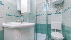 A bathroom with a sink, toilet, and shower. - Apartment Vojka (Vrbanj)