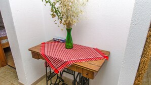 A sewing machine table with a checkered tablecloth and a vase with dried flowers. - Apartment Vojka (Vrbanj)