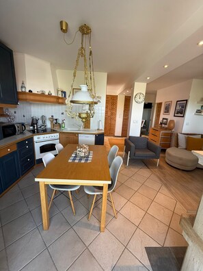 Apartment (A2) | Private kitchen | Mini-fridge, stovetop, electric kettle, cookware/dishes/utensils - Apartment Vito (Njivice)