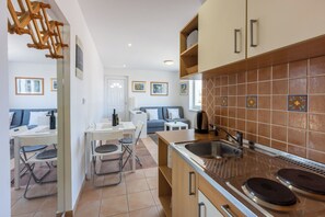 Apartment (A1) | Private kitchen | Mini-fridge, stovetop, electric kettle, cookware/dishes/utensils - Apartment Vito (Njivice)