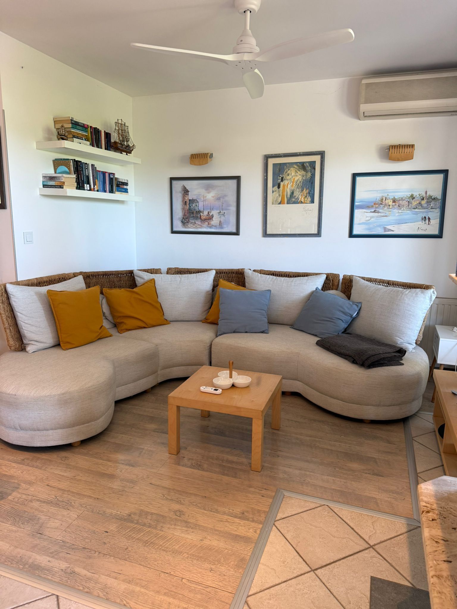 Appartement (A2) | Woonkamer | Een televisie