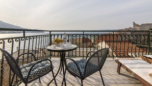 A balcony with a table, chairs, and a view of the sea. - House Lea (Igrane)