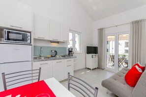 Appartement (A2) | Cuisine privée | Mini-réfrigérateur, bouilloire électrique