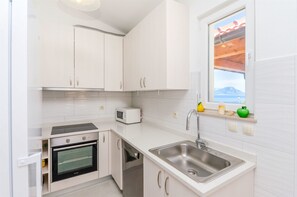 Estudio (A4) | Cocina privada | Refrigerador, parrilla de estufa y tetera eléctrica 