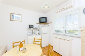 Apartment (A2) | Private kitchen | Fridge, stovetop, electric kettle, cookware/dishes/utensils - Apartments Rose (Sucuraj)