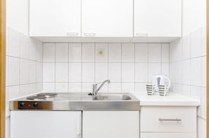 Private kitchen | Fridge, stovetop, electric kettle, cookware/dishes/utensils - Apartments Mate (Okrug)