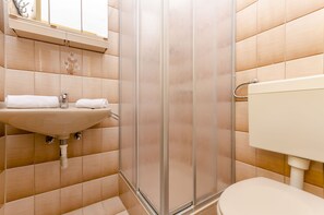 Bathroom | Shower - Apartments Mate (Okrug)