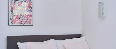 Casa | Tabla de planchar con plancha, wifi gratis y ropa de cama