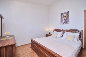 Iron/ironing board, free WiFi, bed sheets - House Roza (Podstrana)