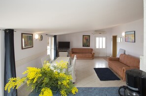 Living room | DVD player - Apartments Gudelj (Okrug)