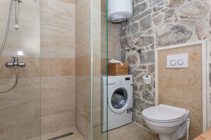 Apartment (A1) | Badezimmer | Dusche, Haartrockner