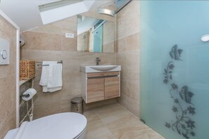 Apartment (A1) | Bathroom | Hair dryer, towels