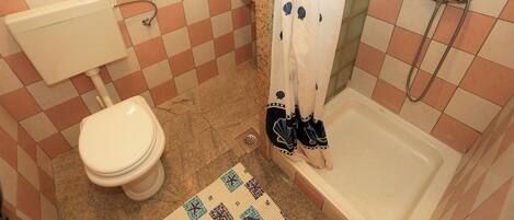 Une salle de bain avec des toilettes, un lavabo et une baignoire.