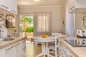 Huoneisto (A2) | Yksityinen keittiö | Jääkaappi, liesi, astianpesukone, kahvin-/teenkeitin