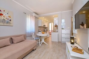 Apartment (A2) | Ruang tamu | TV 