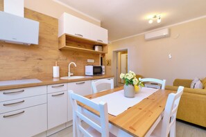 Apartment (A3) | Private kitchen | Fridge, microwave, oven, stovetop
