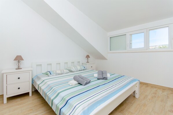 Iron/ironing board, free WiFi, bed sheets - House Nikolina (Marina)