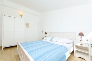 Silitysrauta/-lauta, ilmainen Wi-Fi, vuodevaatteet