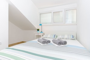 Iron/ironing board, free WiFi, bed sheets