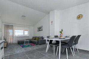 Lejlighed (A1) | Privat køkken | Køleskab, mikrobølgeovn, ovn, kogeplade