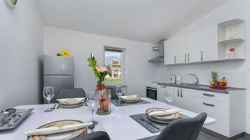 Apartment (A1) | Private kitchen | Fridge, microwave, oven, stovetop
