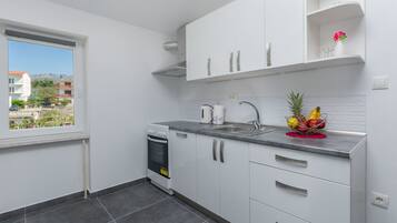 Apartment (A1) | Private kitchen | Fridge, microwave, oven, stovetop
