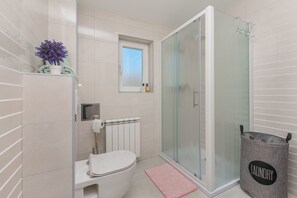 Appartement (A1) | Salle de bain | Douche, séchoir à cheveux