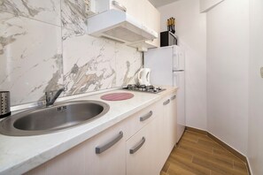 Departamento (A1) | Cocina privada | Refrigerador, microondas, parrilla de estufa y tetera eléctrica