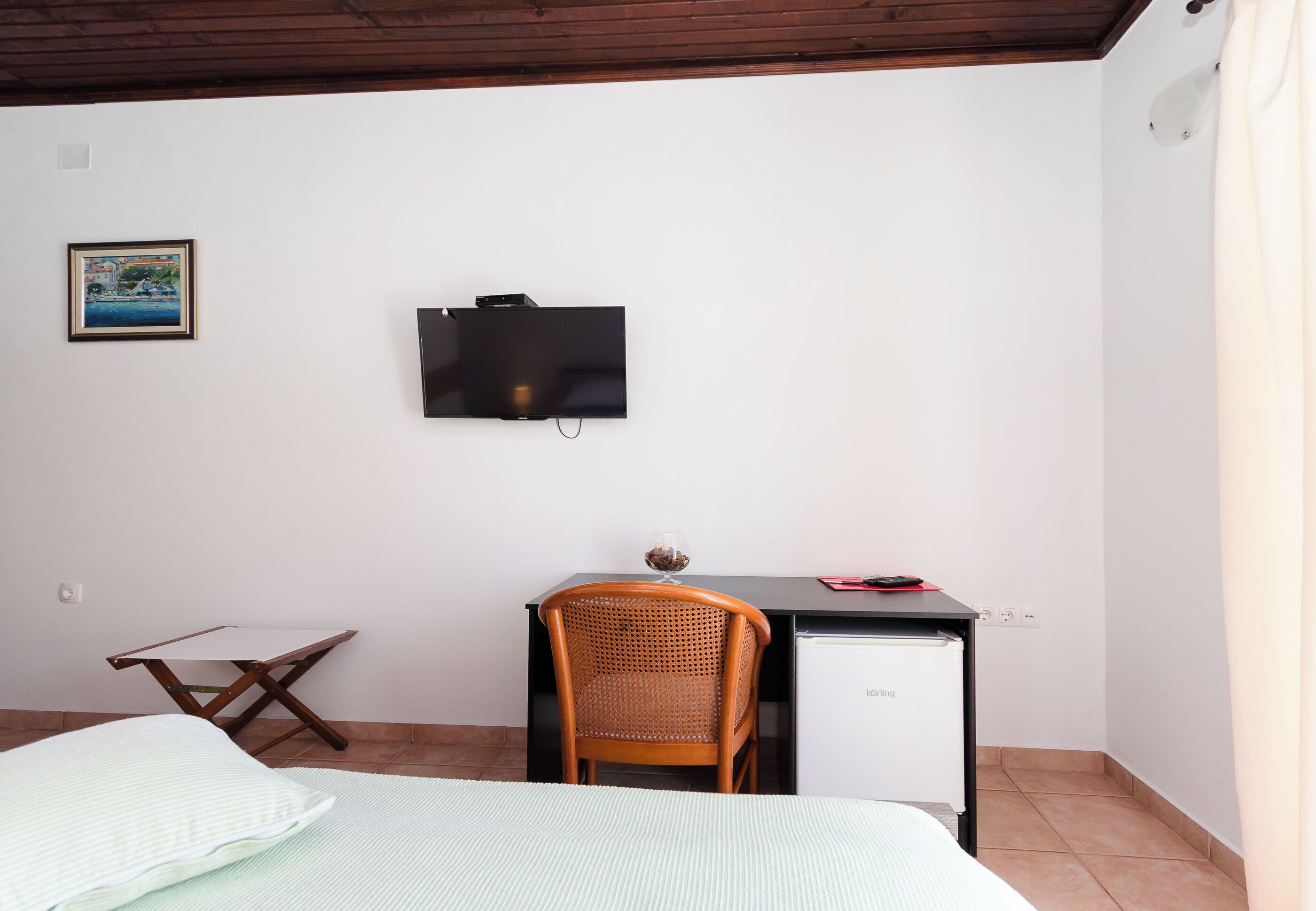 Room (S3) | Television