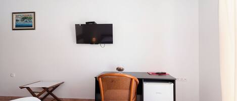 Room (S3) | Television