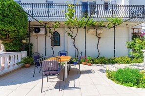 Courtyard - Apartments and Rooms Preka (Rab)