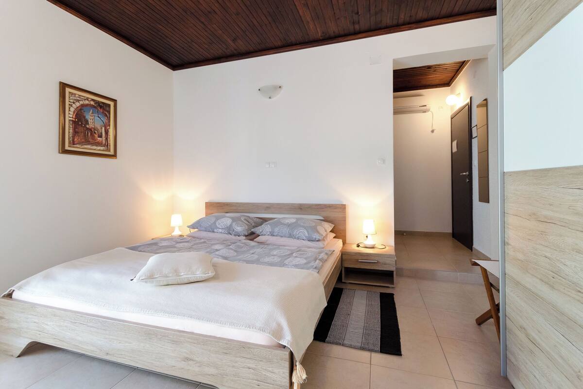 Room (S1)