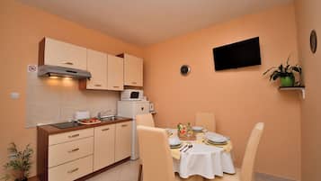 Apartment (A1) | Private kitchen | Fridge, microwave, stovetop, espresso maker