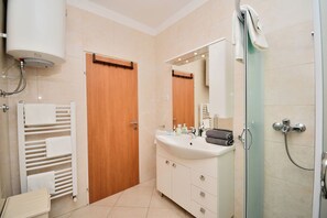 Apartment (A1) | Bathroom | Shower, bidet, towels, soap
