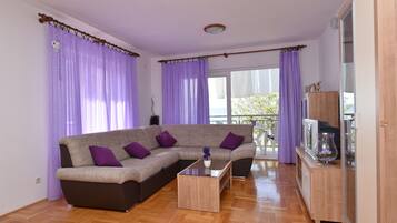 Apartment (A1) | Wohnzimmer | Fernseher