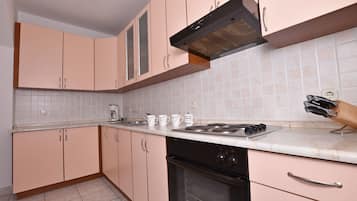 Apartamento (A1) | Cozinha privada | Geladeira, micro-ondas, cooktop, cafeteira/chaleira