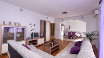 Apartment (A1) | Wohnzimmer | Fernseher